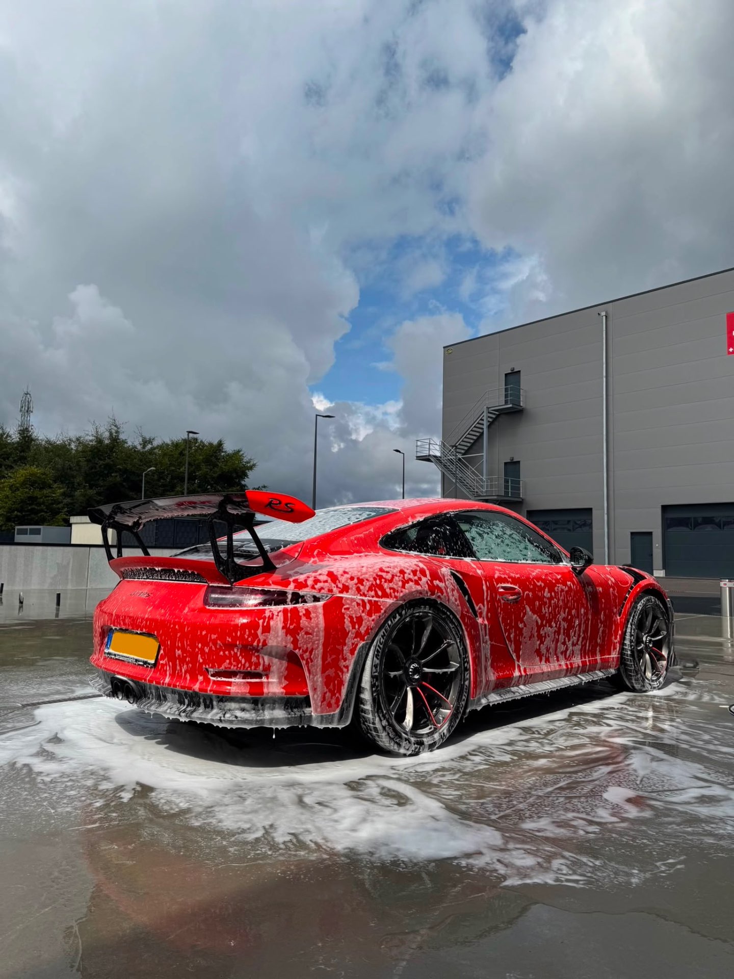 Porsche GT3 RS rouge sous mousse de lavage