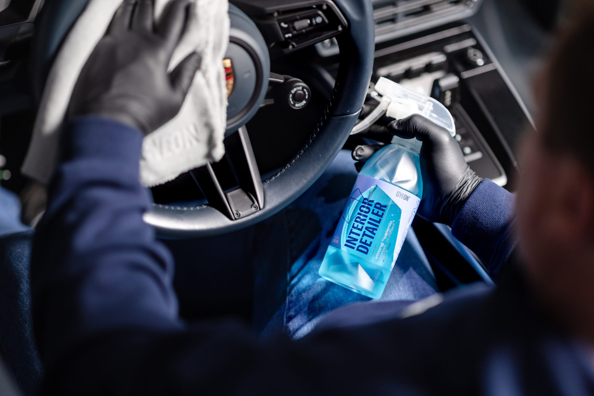 Détailleur appliquant GYEON Interior Detailer sur le volant d'une Porsche